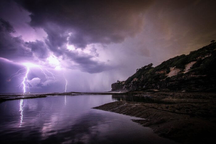 Onweer boven zee bliksem fotograferen