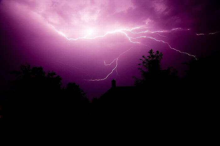 Onweer paarse lucht bliksem fotograferen