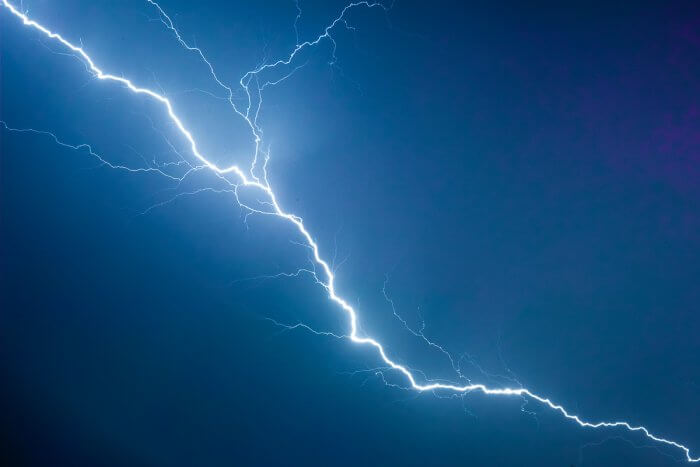 Onweer blauwe lucht bliksem fotograferen