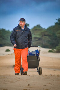 Fotograaf Farcows in oranje broek