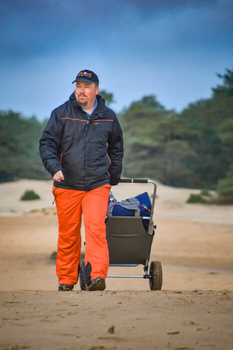 Fotograaf Farcows in oranje broek