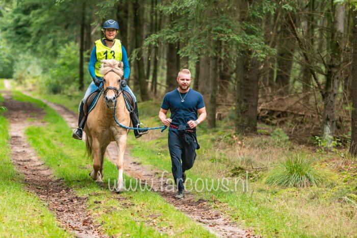 hardloper met touw in hand van paard en ruiter