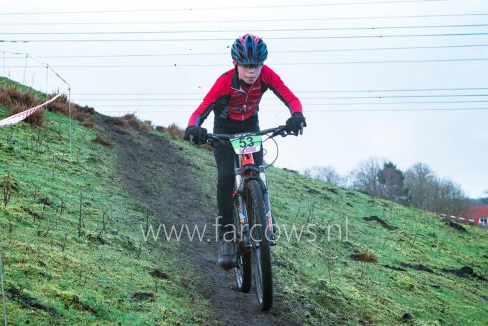 Jongeman op MTB in afdaling