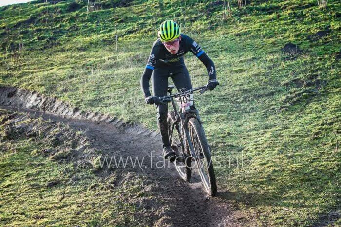 jongeman op MTB in afdaling