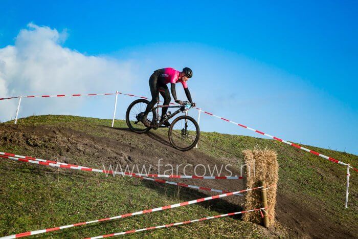 man met MTB op heuvel