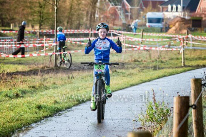 Jongeman op MTB met twee duimen in de lucht