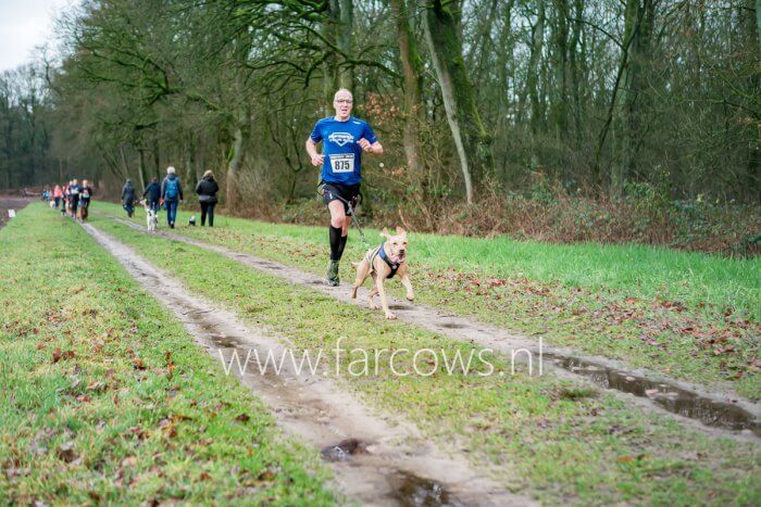 canicrosser man hond bospad